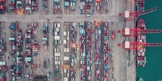 T/L PAN俯视图繁忙的工业港口与集装箱船