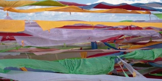 中国青海山上的彩色经幡。