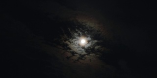 满月和流云