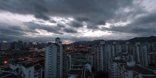 延时摄影从黄昏到夜晚的城市天际线在福州，福建省，中国