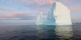 冰山无人机航拍视频俯视图-气候变化和全球变暖-冰山融化冰川在伊卢利萨特，格陵兰岛的冰峡湾。联合国教科文组织世界遗产的北极自然冰景观。