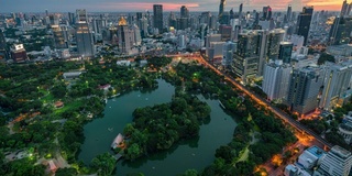 从白天到夜晚，曼谷城市景观和蓝皮尼公园绿地景观的时间流逝