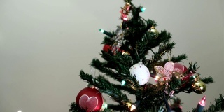 圣诞树和心形的球和蜡烛