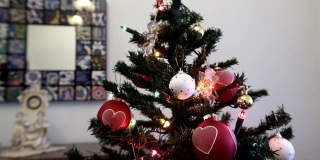 圣诞树和心形的球与古董钟和镜子