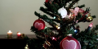 圣诞树和心形的球，并在家里插上蜡烛