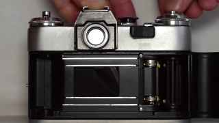 用旧胶片相机坏了的快门，慢动作。视频素材模板下载