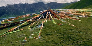 中国青海山上的彩旗鸟瞰图。