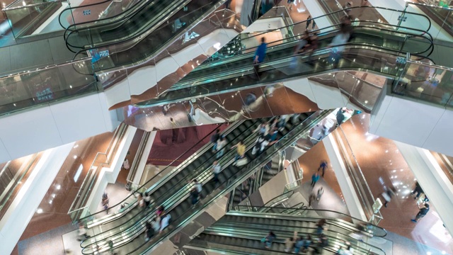 自动扶梯在现代多层购物中心人群拥挤的高峰期时间流逝