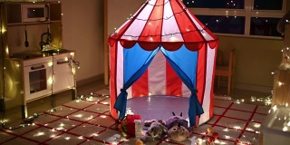 露营帐篷里的儿童游戏室晚上灯火通明
