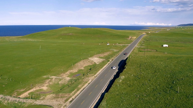 青海湖附近道路鸟瞰图，青海，中国。