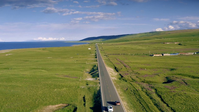 青海湖附近道路鸟瞰图，青海，中国。