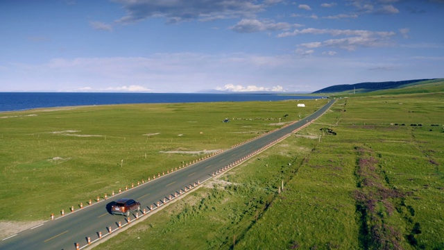 青海湖附近道路鸟瞰图，青海，中国。