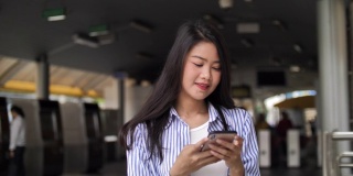 年轻的亚洲美女使用智能手机