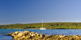 亚得里亚海上美丽的海湾天堂，在克罗地亚洛辛吉岛泻湖上的帆船