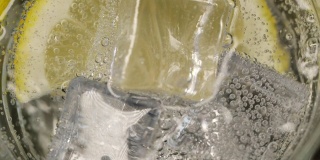 苏打水加冰块和柠檬的慢动作