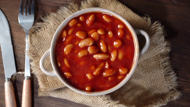 番茄酱中的豆子在碗里慢慢旋转。