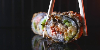 用筷子夹鳗鱼的美味天妇罗卷特写
