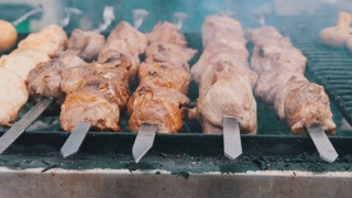 在街头美食节上，烧烤串上的羊肉串和蘑菇视频素材模板下载
