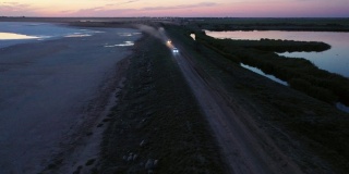 黄昏时分湖附近道路的鸟瞰图