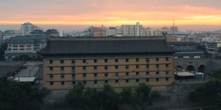 中国西安，日落时的古城墙鸟瞰图。