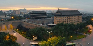 中国西安，日落时的古城墙鸟瞰图。