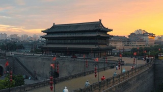 中国西安，日落时的古城墙鸟瞰图。视频素材模板下载