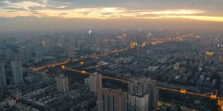 鸟瞰图的城市景观日落，西安，中国。