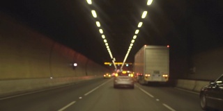 汽车行驶在隧道散景的背景中。