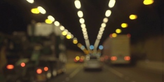 视频散景效果背景，模糊的汽车在隧道中移动