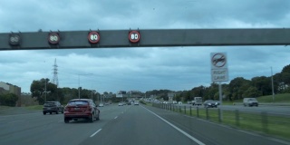 在澳大利亚墨尔本高速公路上行驶的汽车