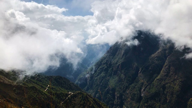 4K延时拍摄的云漂浮在喜马拉雅高山上
