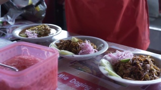 印尼街头小吃市场的美味辣虾面条视频素材模板下载