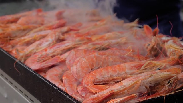 慢镜头:新鲜的红海螯虾在烧烤-街头食物的烹饪过程