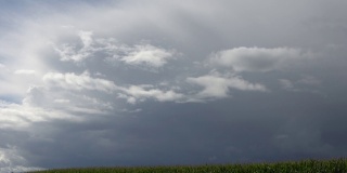玉米田上空令人震惊的黑暗雷暴云的时间流逝
