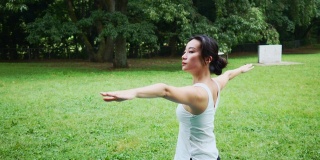 瑜伽教练在公园里摆武士姿势