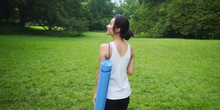 瑜伽教练在公园上完瑜伽课后步行回家