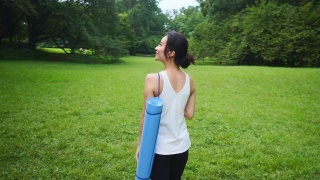 瑜伽教练在公园上完瑜伽课后步行回家视频素材模板下载