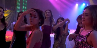 一群亚洲舞蹈朋友享受夜晚派对