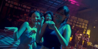 一群亚洲舞蹈朋友享受夜晚派对