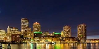 白天到夜晚的时间推移:波士顿城市天际线建筑与波士顿湾从Fan pier Park MA美国