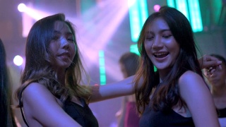 一群亚洲舞蹈朋友享受夜晚派对视频素材模板下载