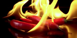 红辣椒在火焰中燃烧