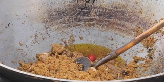 在全国食物烹饪节上的露天大桶里的肉饭