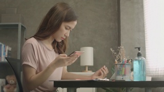 亚洲妇女在家工作视频素材模板下载