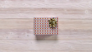 俯视图圣诞节日礼盒放在木桌上，停止运动视频素材模板下载