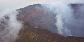 尼拉贡戈火山全景，熔岩湖喷出烟雾