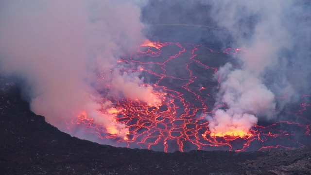 在充满烟雾的尼拉贡戈活火山火山口的熔岩湖的特写镜头