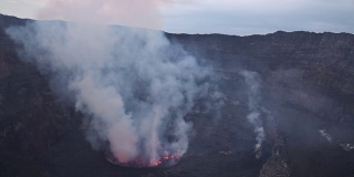 观察尼拉贡戈活火山的火山口，熔岩湖喷出浓烟