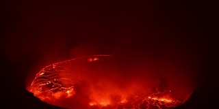在充满烟雾的尼拉贡戈活火山火山口的熔岩湖的特写镜头