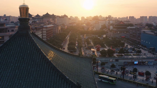 中国日落时西安钟楼鸟瞰图